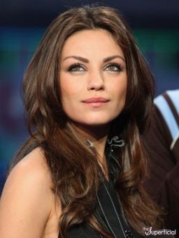 mila-kunis-russell-brand-12-435x580.jpg